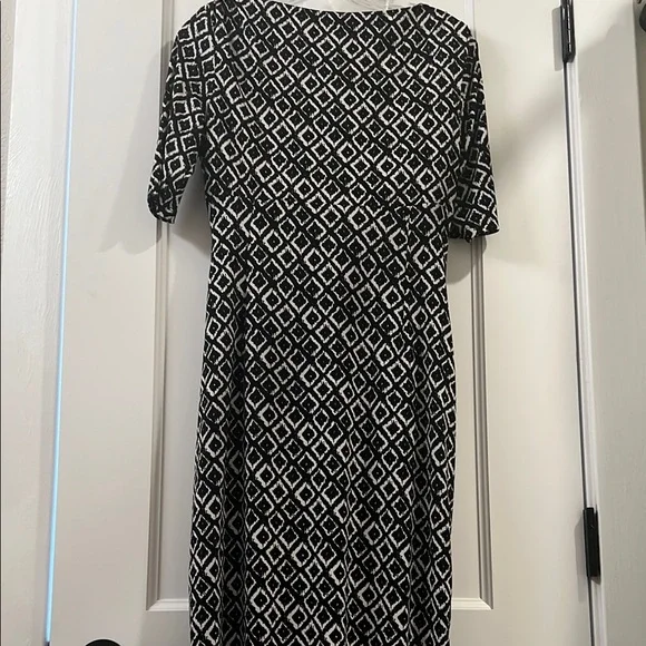 Chic Black and White Geometric Dress - Picture 4 of 5